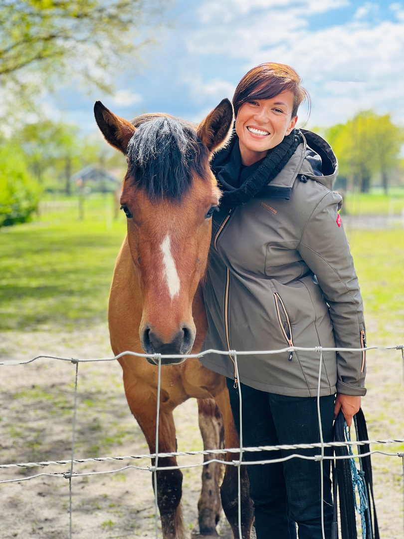 Dit ben ik met paard Hondenuitlaatservice Almelo Noordoost Mariaparochie Harbrinkhoek Albergen